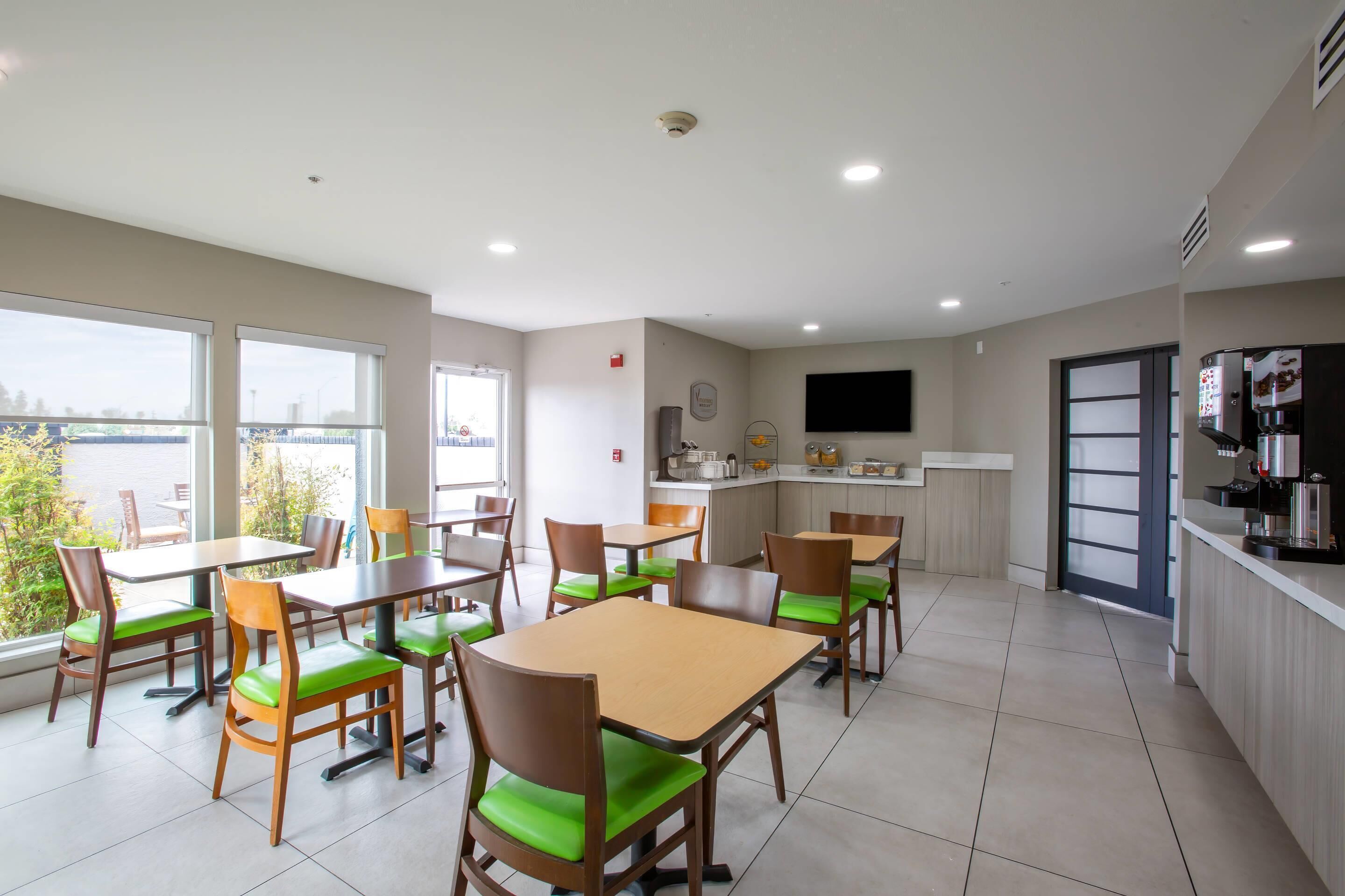 Free daily continental breakfast