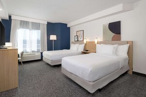 Escritorio, espacio para trabajar con un portátil, cortinas opacas