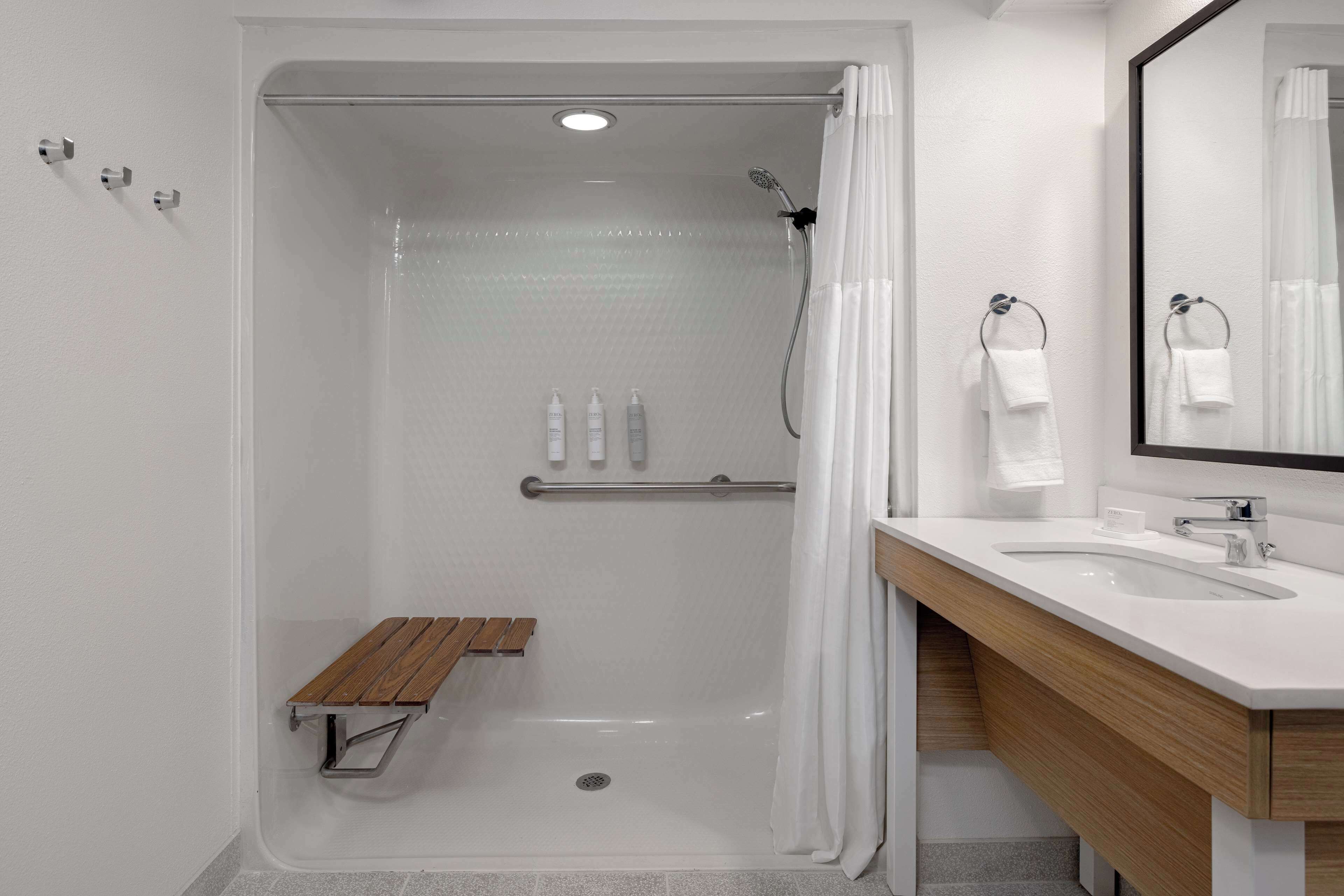 Chambre, 2 lits doubles, accessible aux personnes à mobilité réduite (3x3 Shower) | Douche de la salle de bain