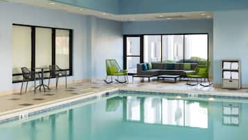 Una piscina techada, una piscina al aire libre