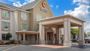 Un bâtiment de la chaîne Comfort Inn & Suites doté d’une entrée abritée et d’un parking.