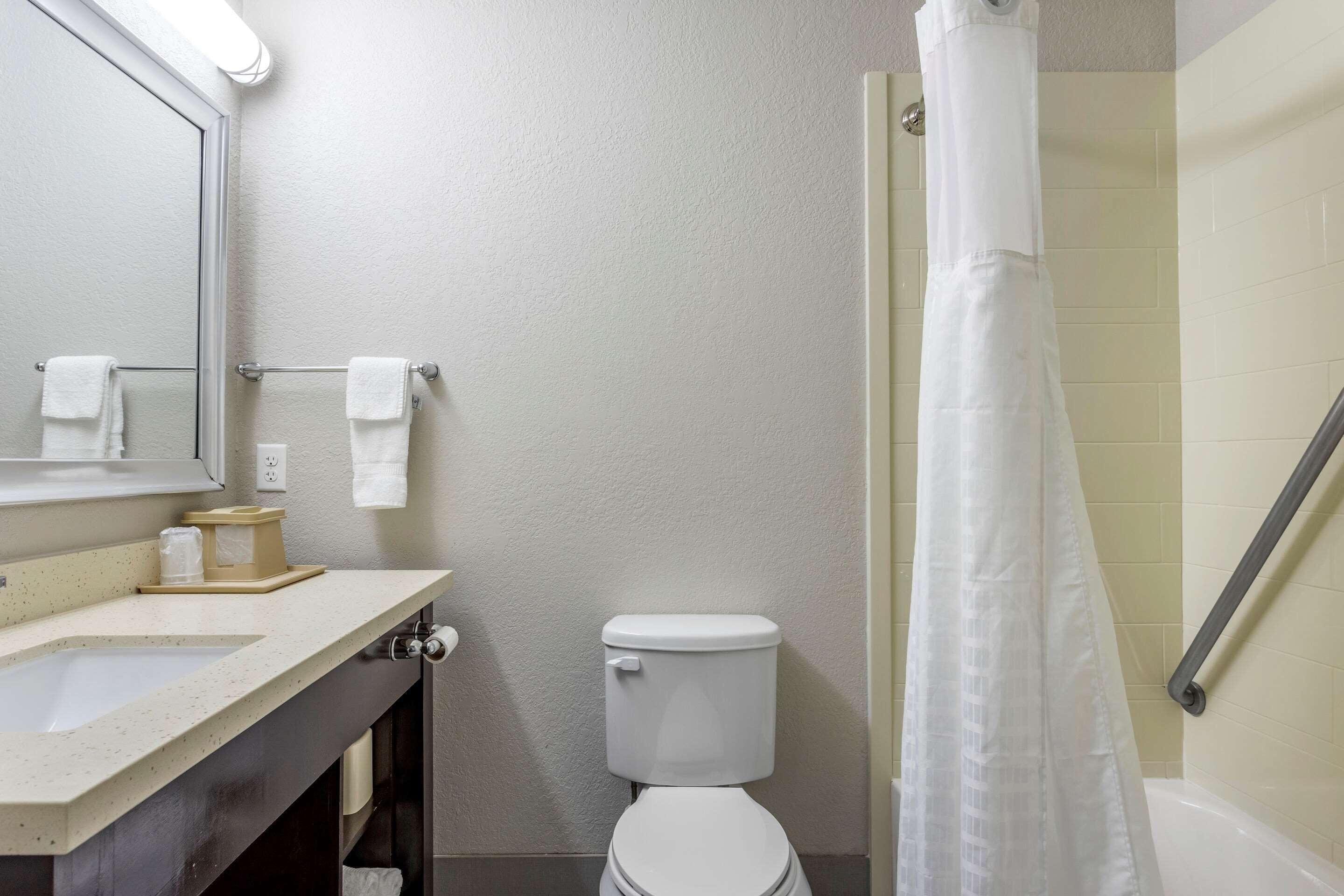 rainfall showerhead, free toiletries, hair dryer, towels