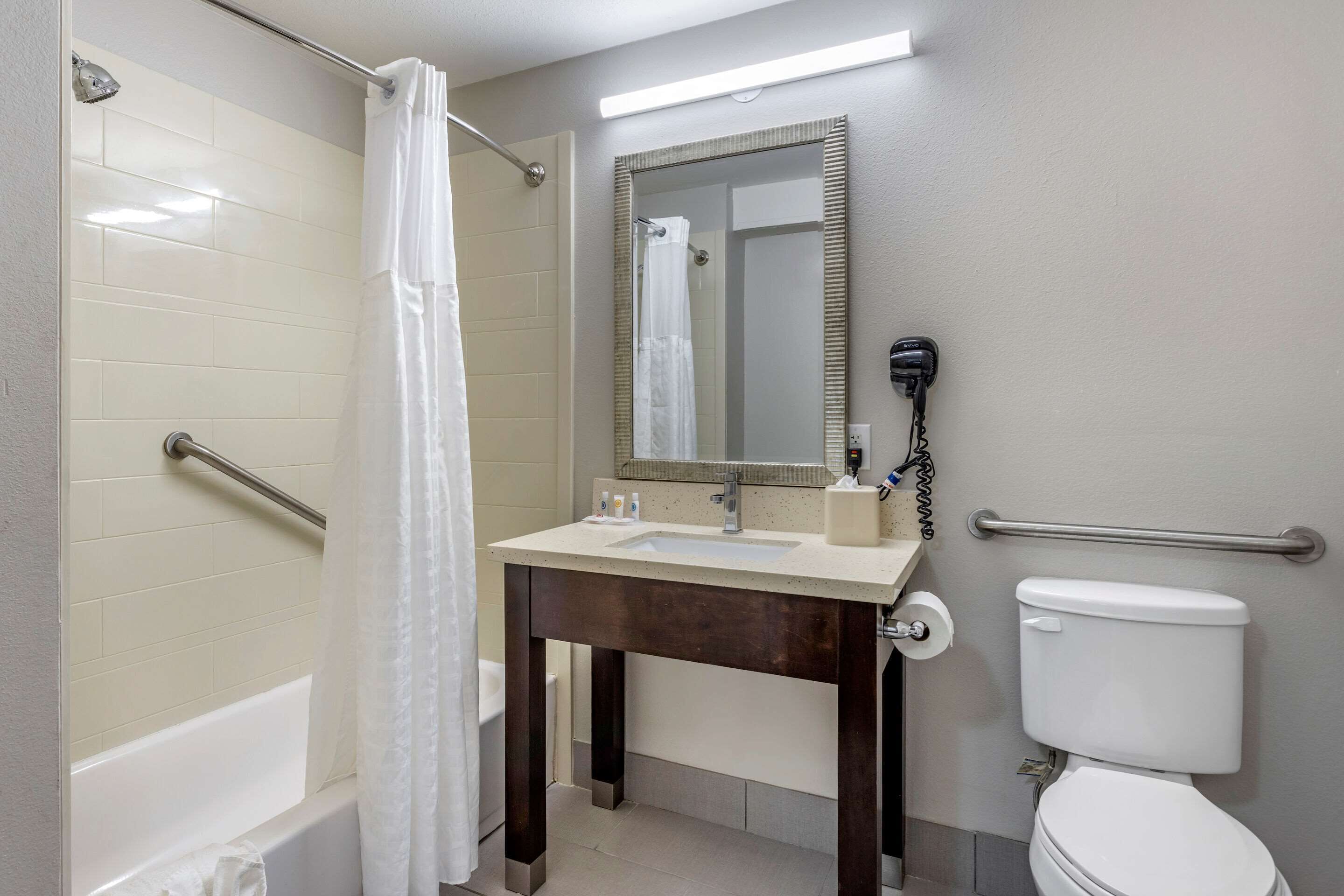 rainfall showerhead, free toiletries, hair dryer, towels