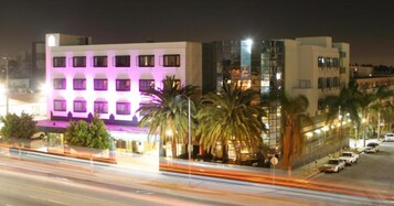 Fachada de la propiedad por la tarde o noche