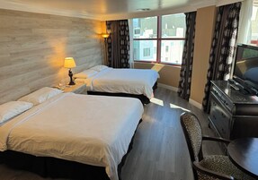 Deluxe kamer, 2 queensize bedden | Hypoallergeen beddengoed, een kluis op de kamer, een bureau