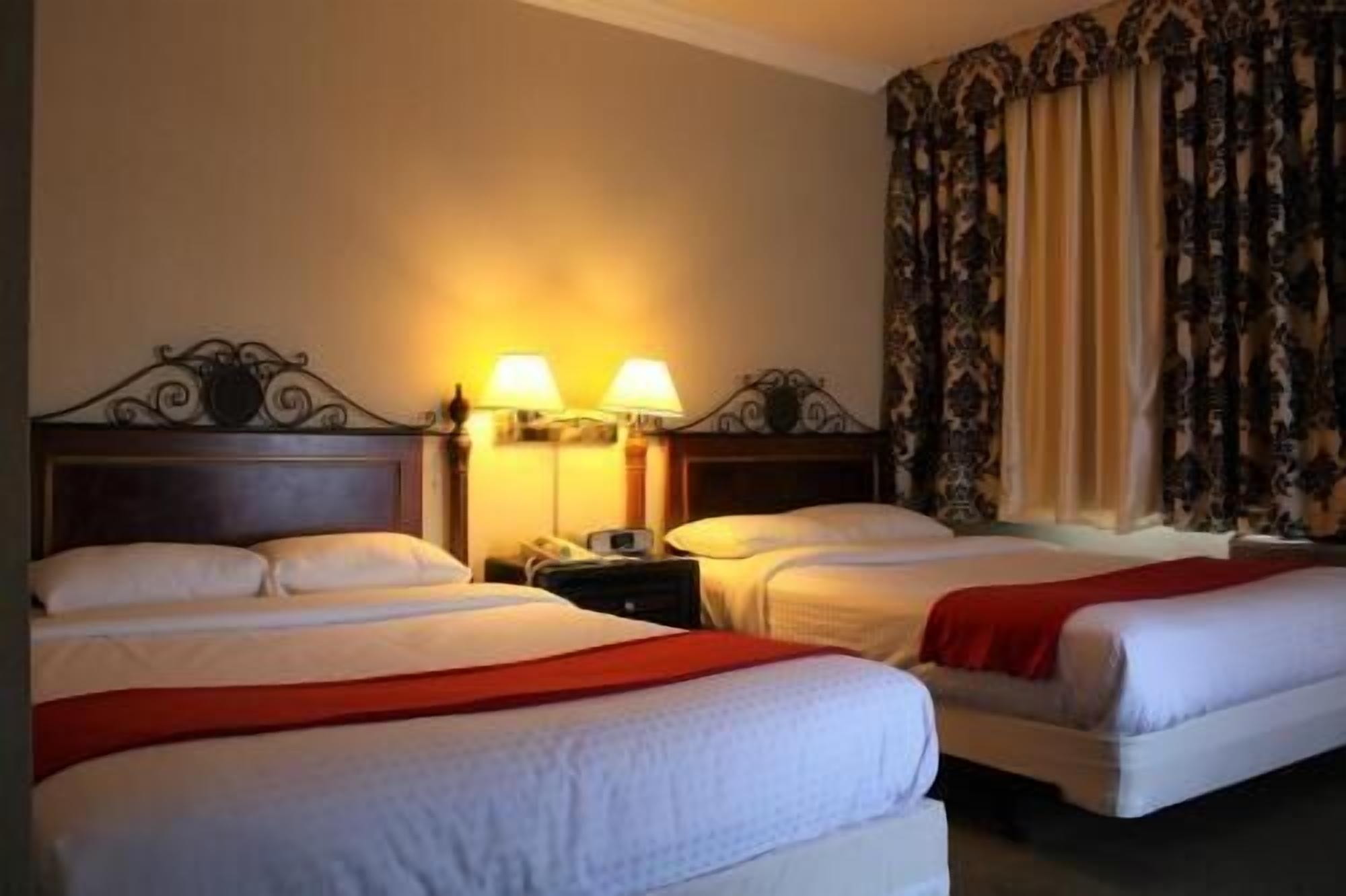 Hypo-allergenic bedding, in-room safe, desk, blackout curtains