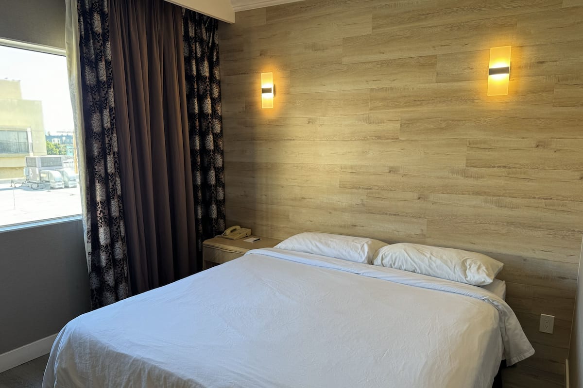 Standard Room, 1 King Bed | Hypo-allergenic bedding, in-room safe, desk, blackout drapes