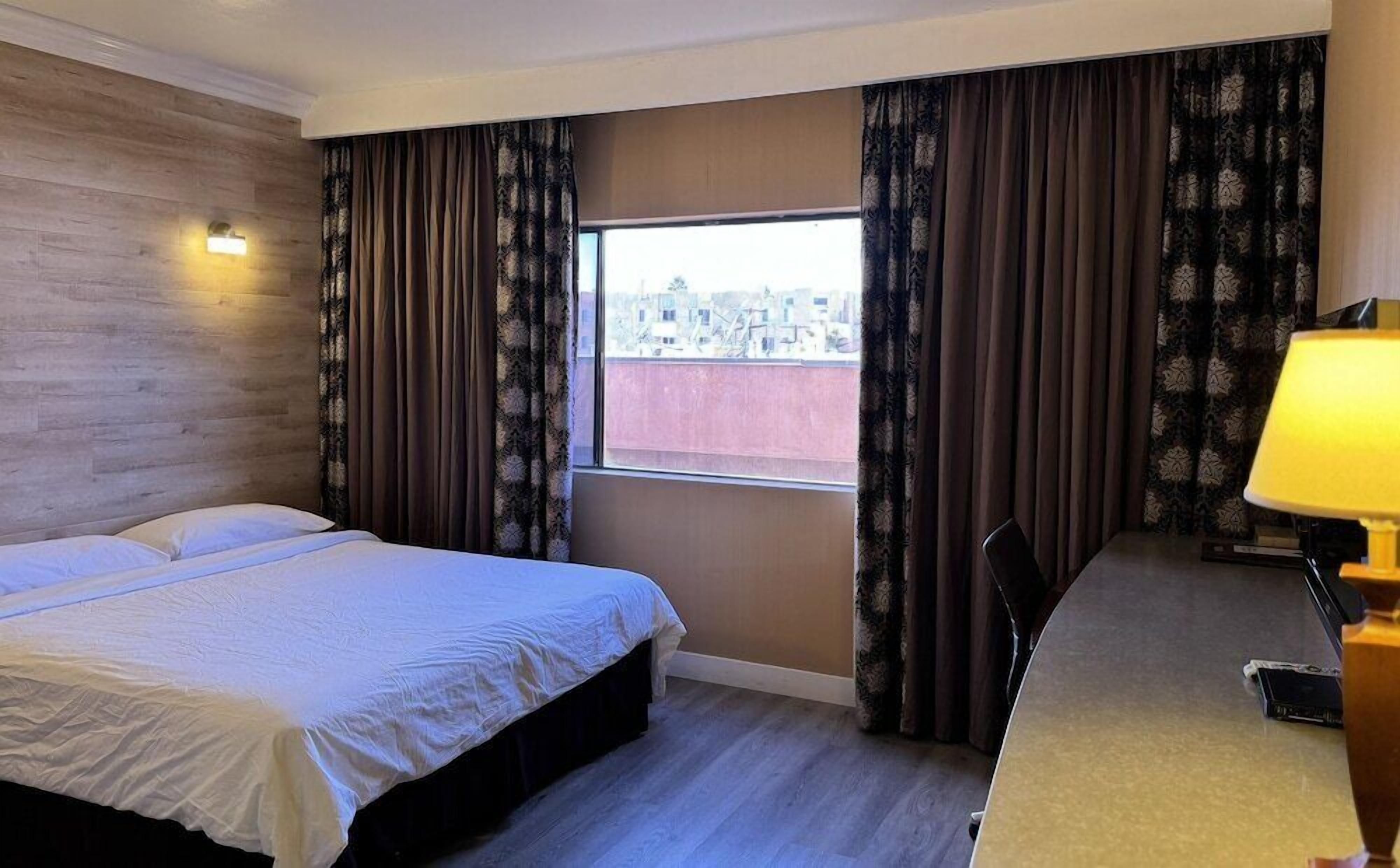 Hypo-allergenic bedding, in-room safe, desk, blackout curtains