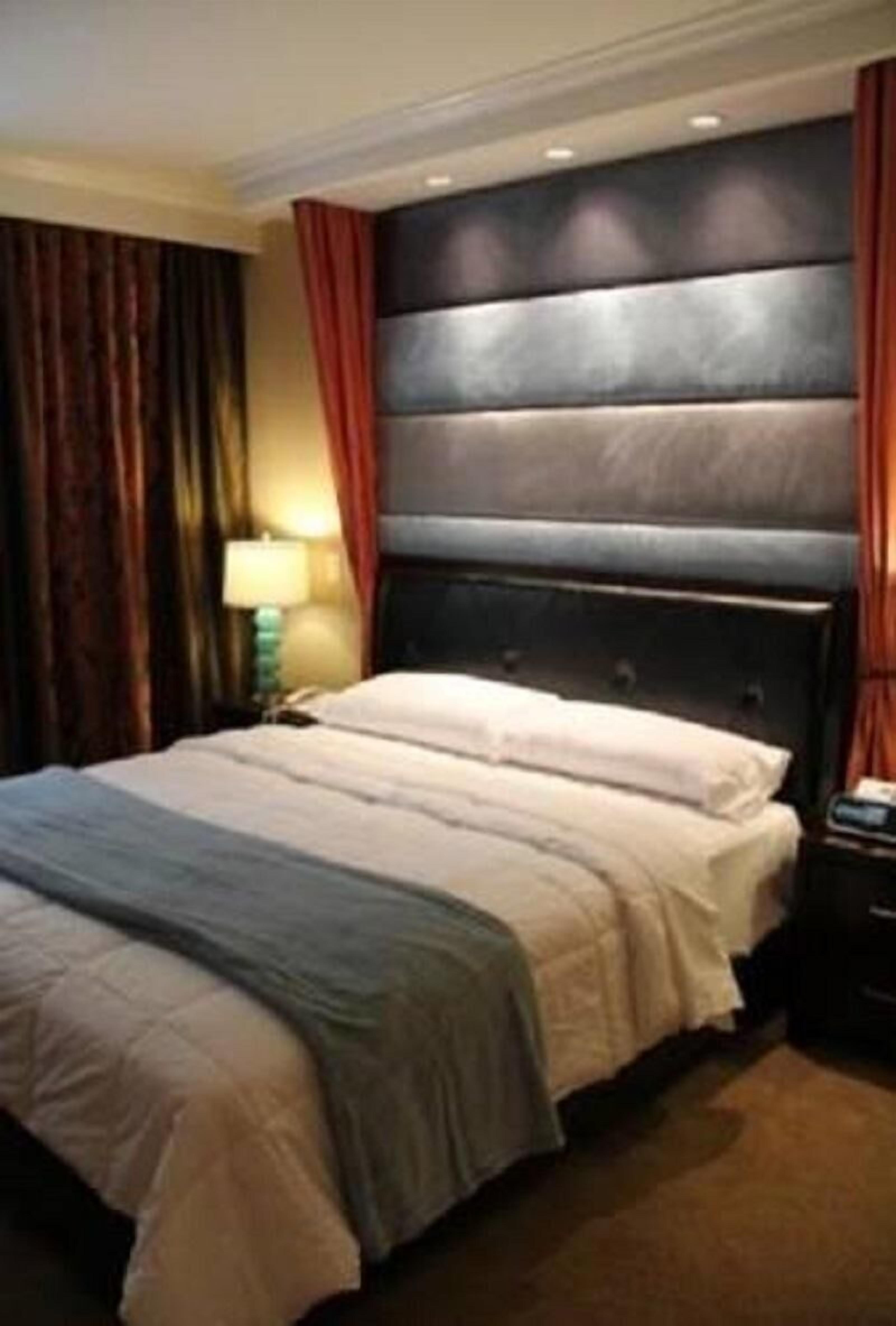 Roupas de cama antialérgicas, cofres nos quartos, escrivaninha