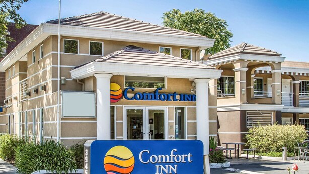 Comfort Inn -hotelli, jossa on selkeästi näkyvä kyltti, parkkipaikka ja laatoitettu katto.