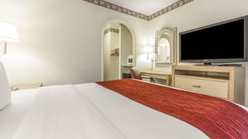 Standaard kamer, 1 kingsize bed | Luxe beddengoed, pillowtop-bedden, een bureau, verduisterende gordijnen