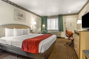 Rom, 1 kingsize-seng, tilgjengelighetstilpasset, ikke-røyk | Sengetøy av topp kvalitet, senger med overmadrass og skrivebord