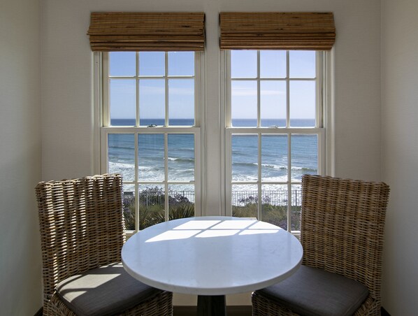 Habitación, 1 cama de matrimonio grande, chimenea, vistas al mar | Vistas desde la habitación