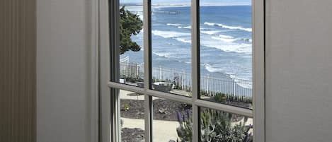 Habitación, 1 cama de matrimonio grande, chimenea, vistas al mar | Vistas desde la habitación