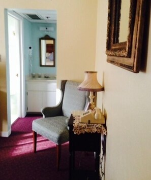 Deluxe Room, 1 Queen Bed | Living area