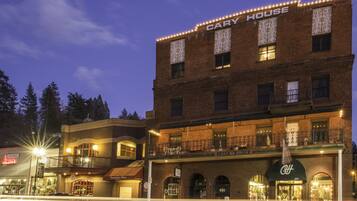 Façana frontal de l'allotjament (vespre/nit)