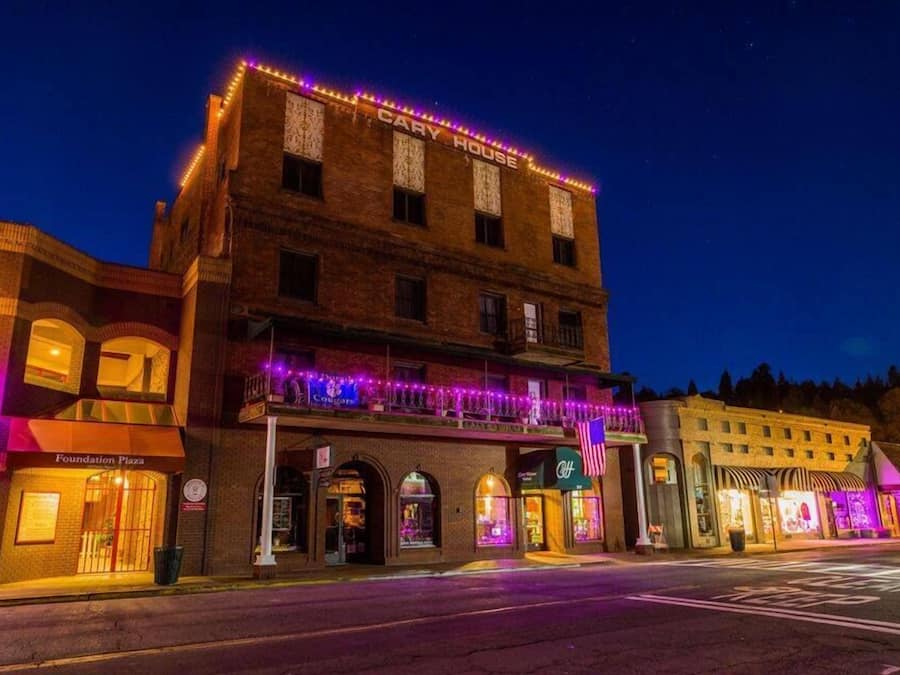 Fachada da propriedade à noite