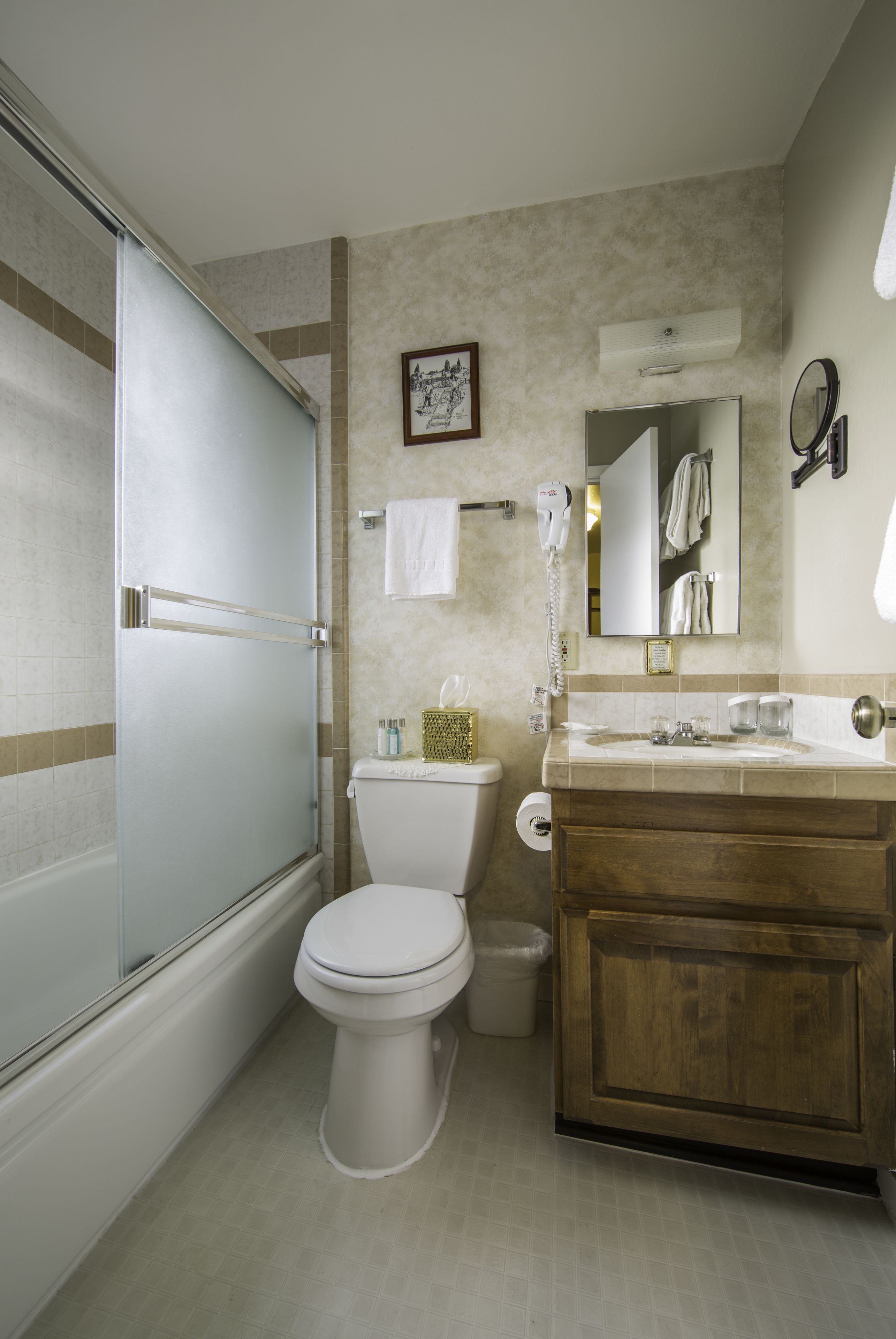 superior suite, 2 bedrooms | bathroom | combined shower/bathtub, free toiletries, hair dryer, towels
