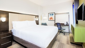 A hotel room with a large bed, a desk, a chair, and a TV. - Holiday Inn Express San Francisco Union Square by IHG (San Francisco)