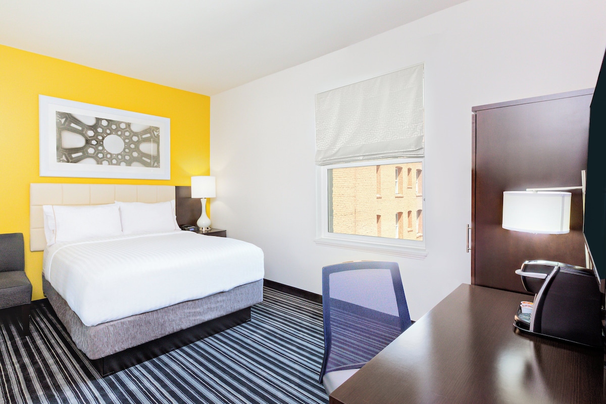 Standard Room, 1 Queen Bed | Premium bedding, desk, iron/ironing board, cribs (free)