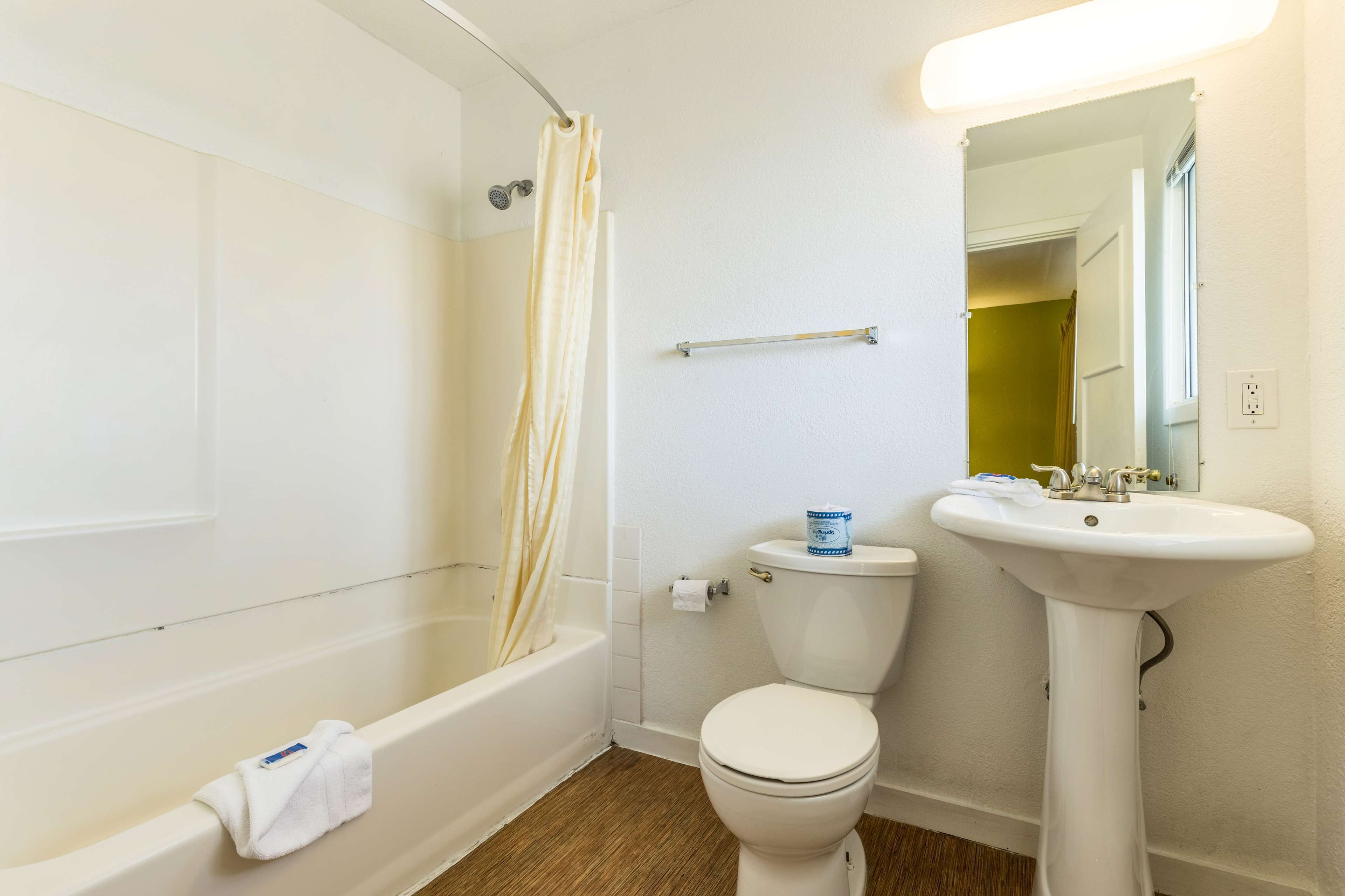Combined shower/tub, towels, toilet paper