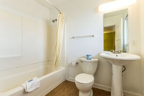 Combined shower/bathtub, towels, toilet paper - Motel 6 San Rafael, CA (San Rafael)
