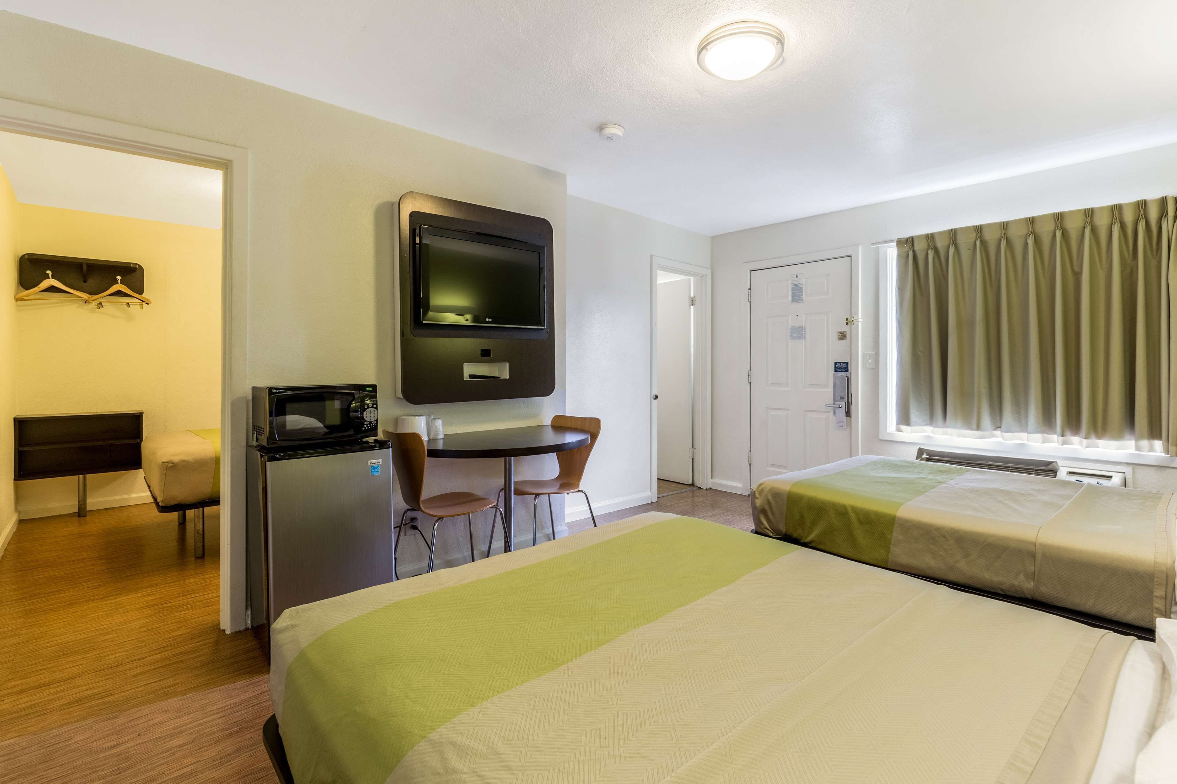 Cortinas blackout, wifi gratis y ropa de cama 