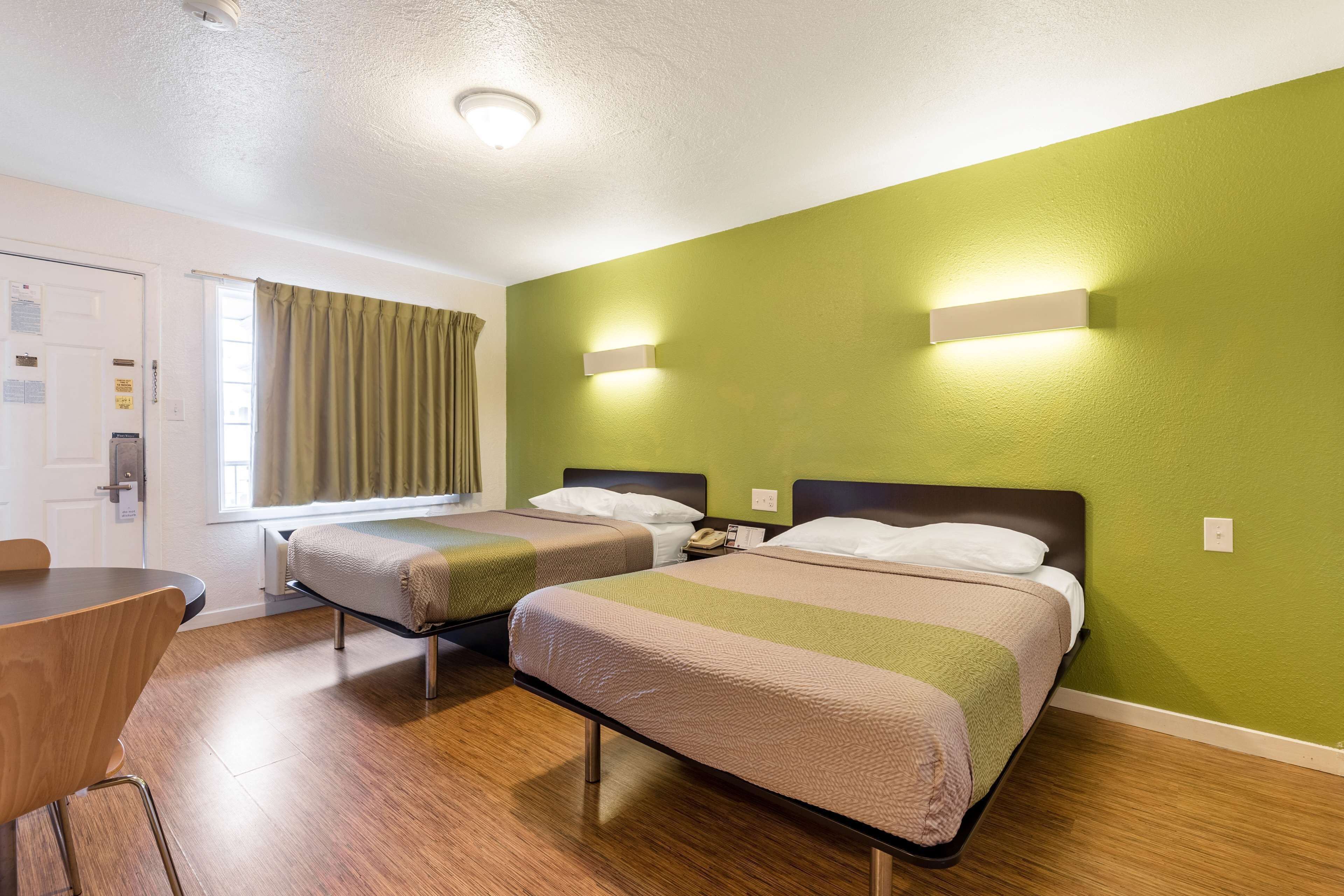 ستائر تعتيم وواي فاي مجانًا وملاءات أسرّة