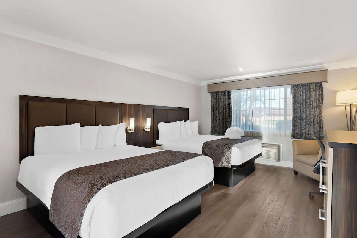 Chambre Standard, 2 grands lits, non-fumeur, réfrigérateur et four à micro-ondes