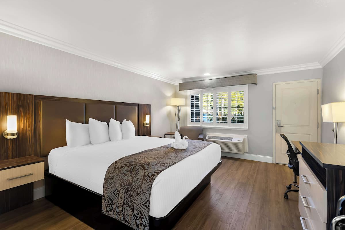 Chambre Standard, 1 très grand lit, non-fumeur, réfrigérateur et four à micro-ondes