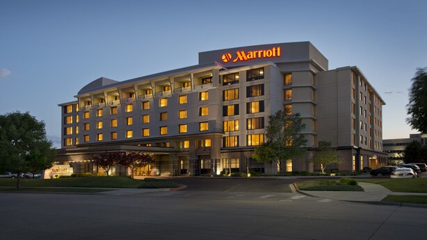 A Marriott hotel with multiple floors, a well-lit entrance, and a parking lot. - Marriott Denver Airport at Gateway Park (Aurora)