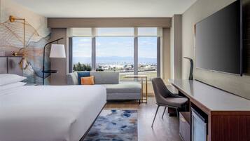 Selimut bulu angsa, meja kerja, dan tirai kedap cahaya