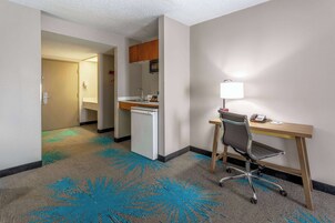 *Newly Renovated*  Standard Room, 1 King Bed | Desk, soundproofing, iron/ironing board, free cribs/infant beds