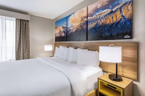 *Newly Renovated* Standard Room, 1 King Bed | Desk, soundproofing, iron/ironing board, free cots/infant beds