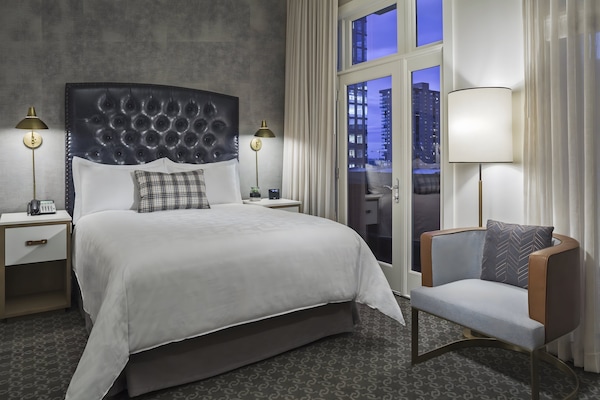 Habitación superior, 1 cama de matrimonio, balcón | Ropa de cama de alta calidad, colchones con acolchado adicional, minibar