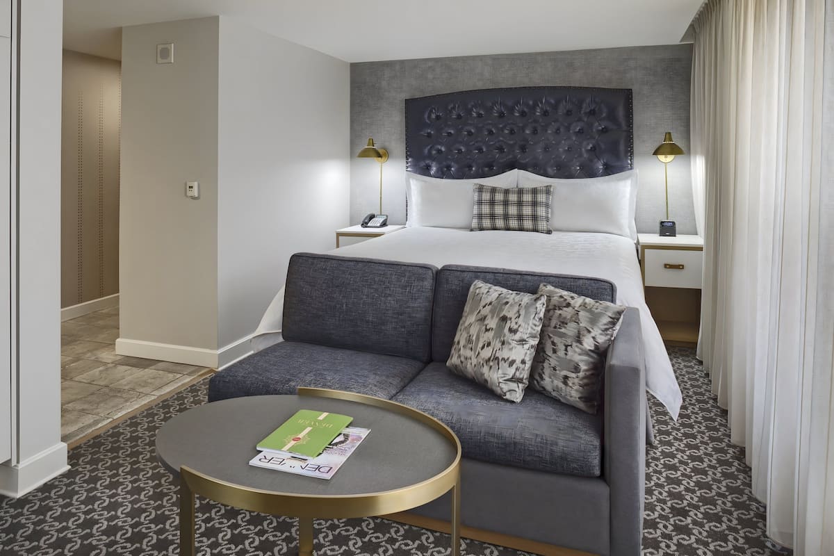Kamer, 1 kingsize bed | 1 slaapkamer, luxe beddengoed, pillowtop-bedden, een minibar