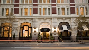 Fachada de hotel de estilo arquitectónico clásico, con ventanas arqueadas y una entrada destacada.