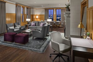 Ropa de cama de alta calidad, colchones con pillow-top y minibar 