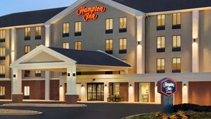 A Hampton Inn hotel with a modern design, featuring a prominent entrance and a well-lit facade. - Hampton Inn-Denver West/Golden (Golden)