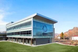 Situated in a scenic area, this educational building features a flat roof and a central entrance.