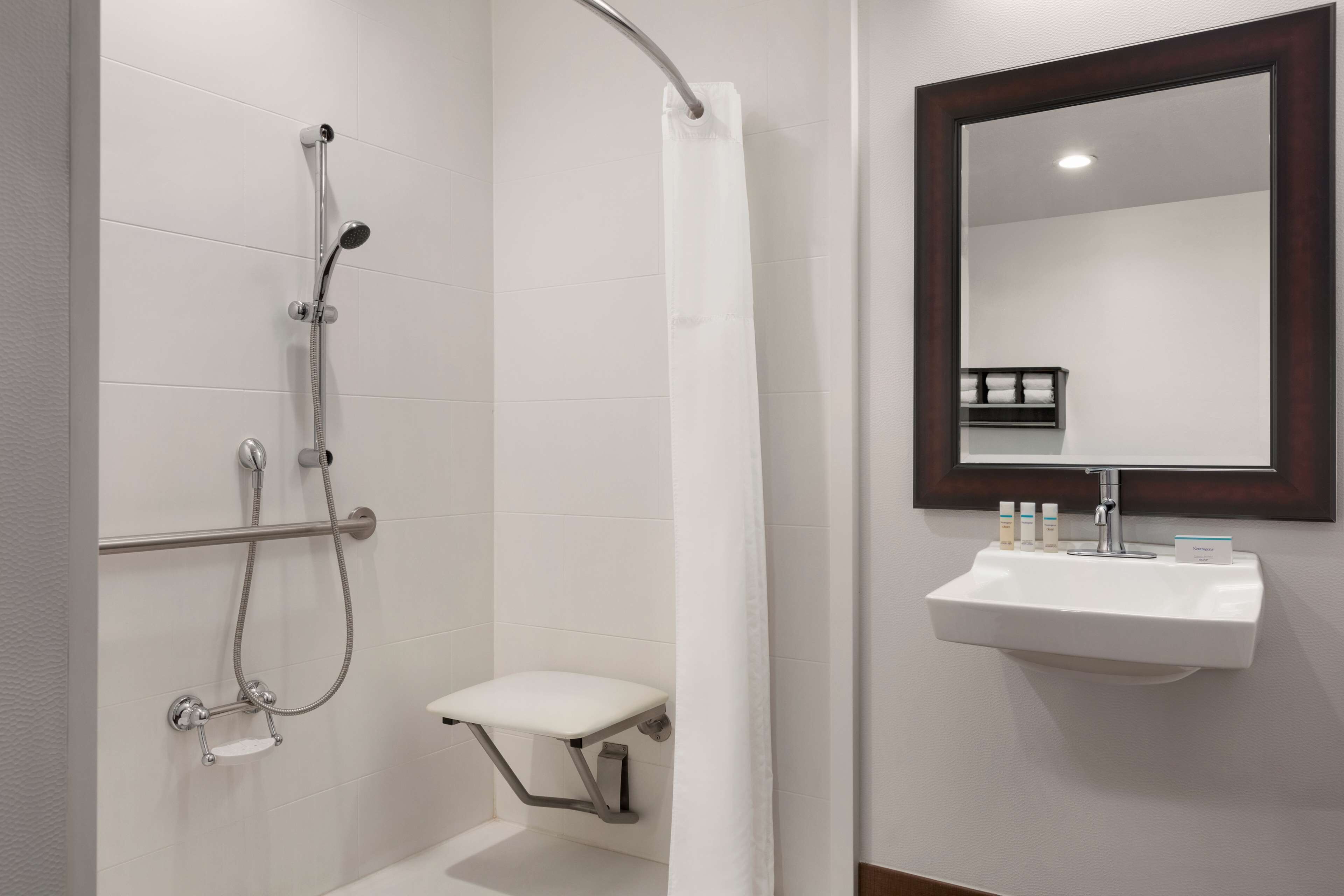 Une salle de bain équipée d’une douche, de toilettes et d’un lavabo avec des articles de toilette.