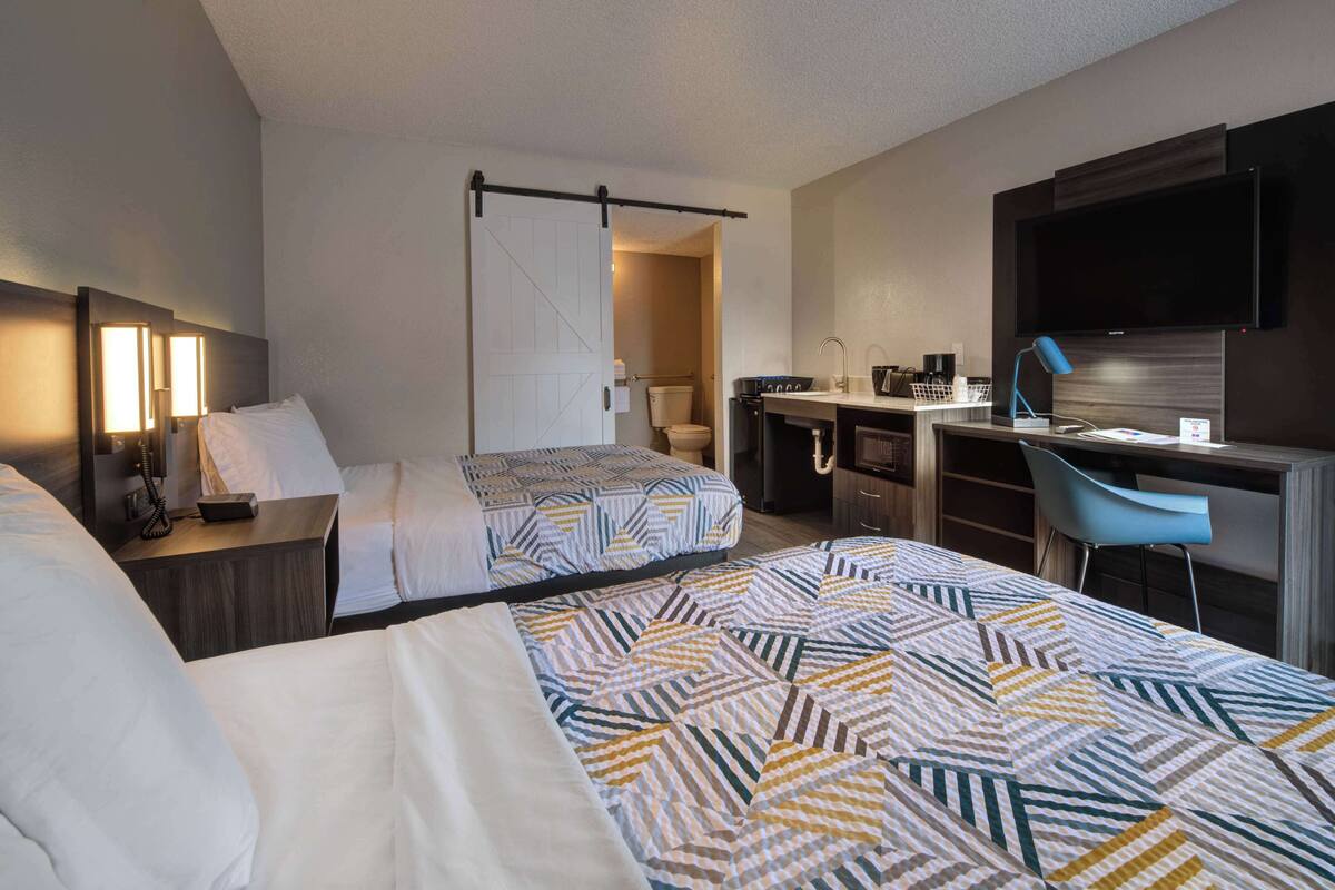 أسرّة بإسفنج يتكيف مع شكل الجسم وبديكورات فريدة لكل غرفة