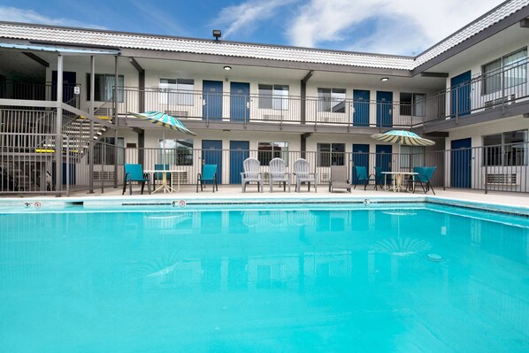 Piscine extérieure en saison, accès possible de 9 h à 22 h, parasols