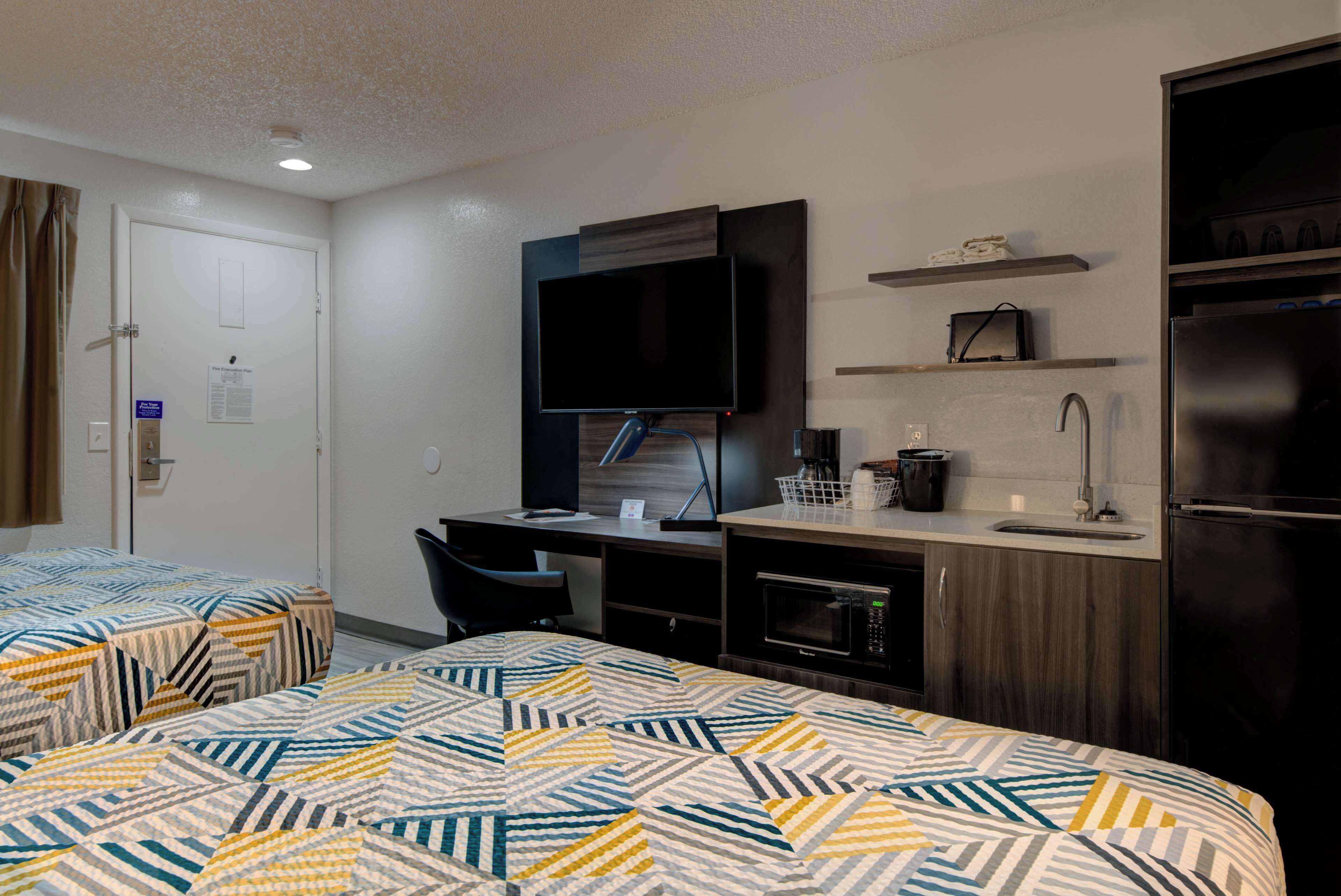 أسرّة بإسفنج يتكيف مع شكل الجسم وبديكورات فريدة لكل غرفة