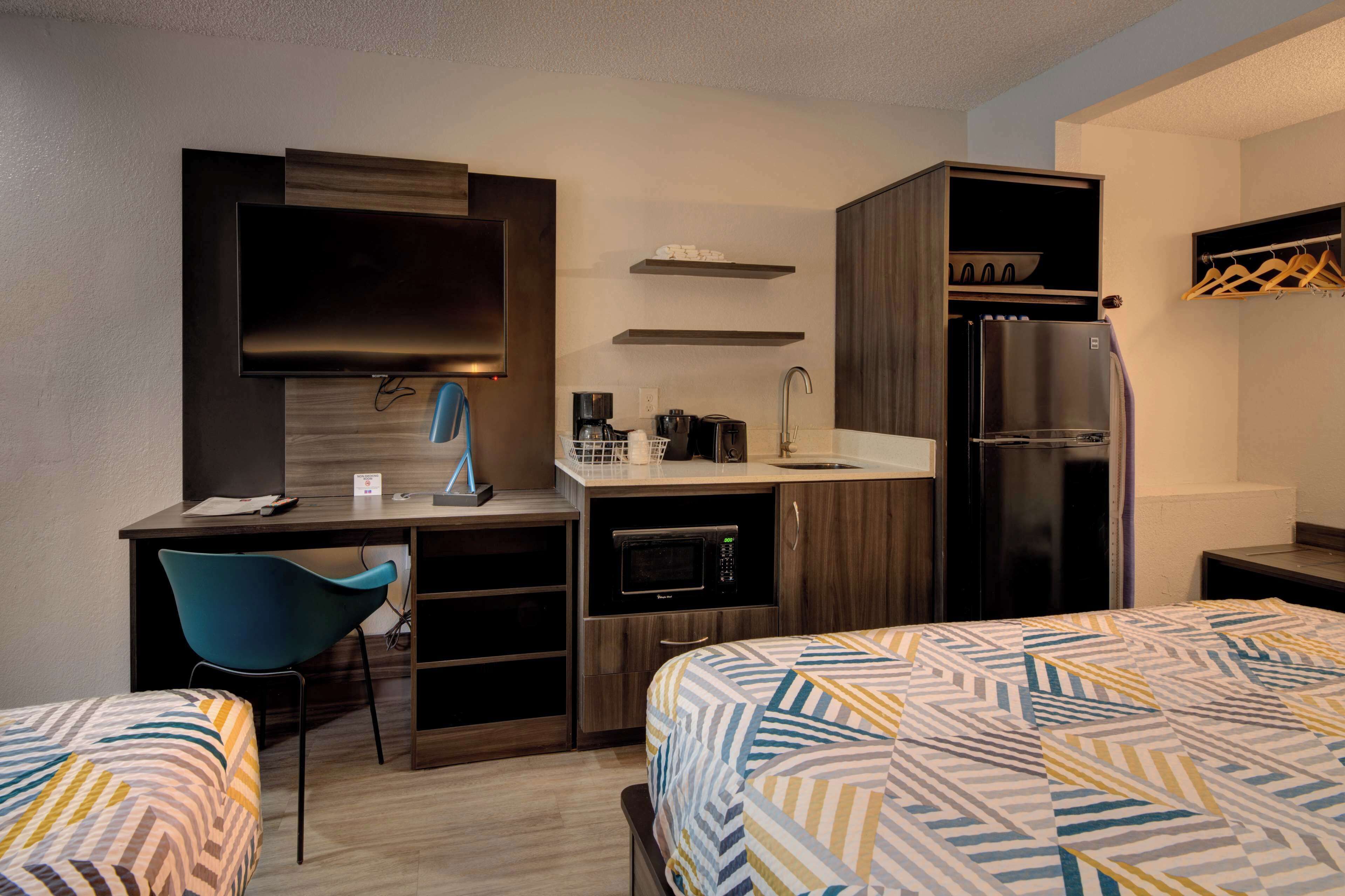 أسرّة بإسفنج يتكيف مع شكل الجسم وبديكورات فريدة لكل غرفة