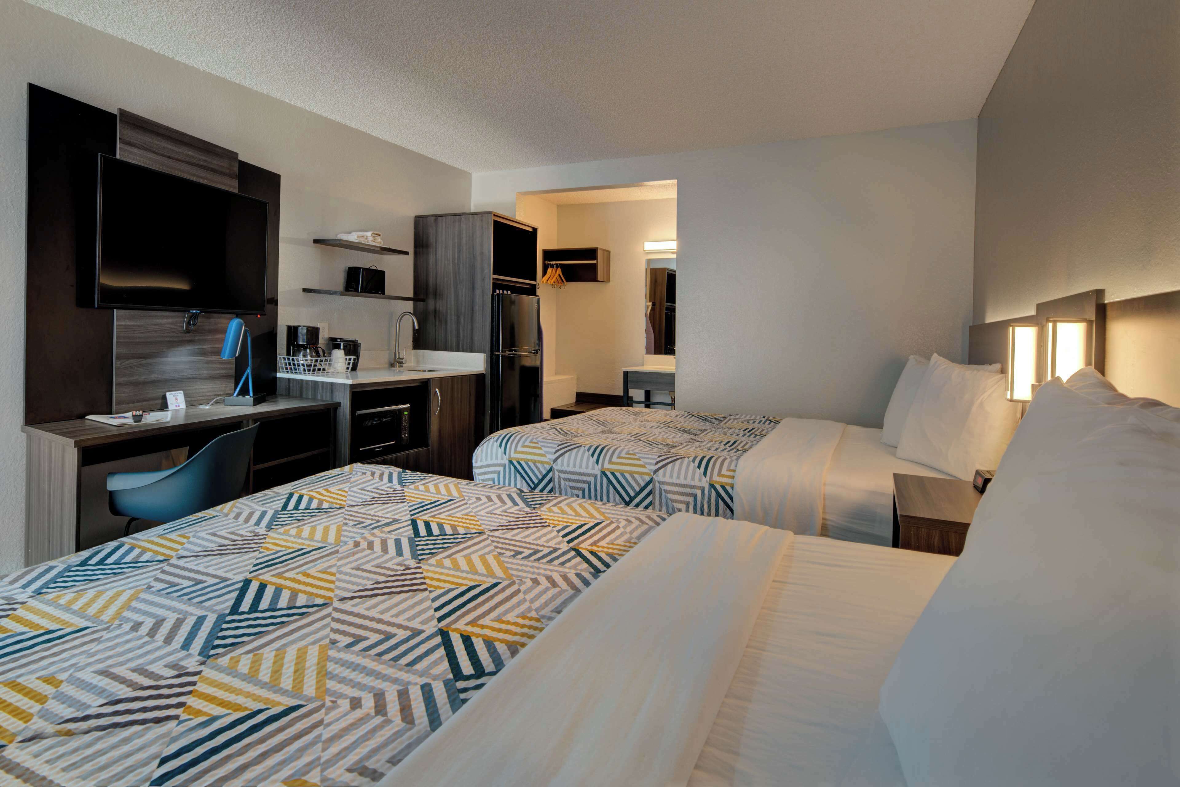 أسرّة بإسفنج يتكيف مع شكل الجسم وبديكورات فريدة لكل غرفة