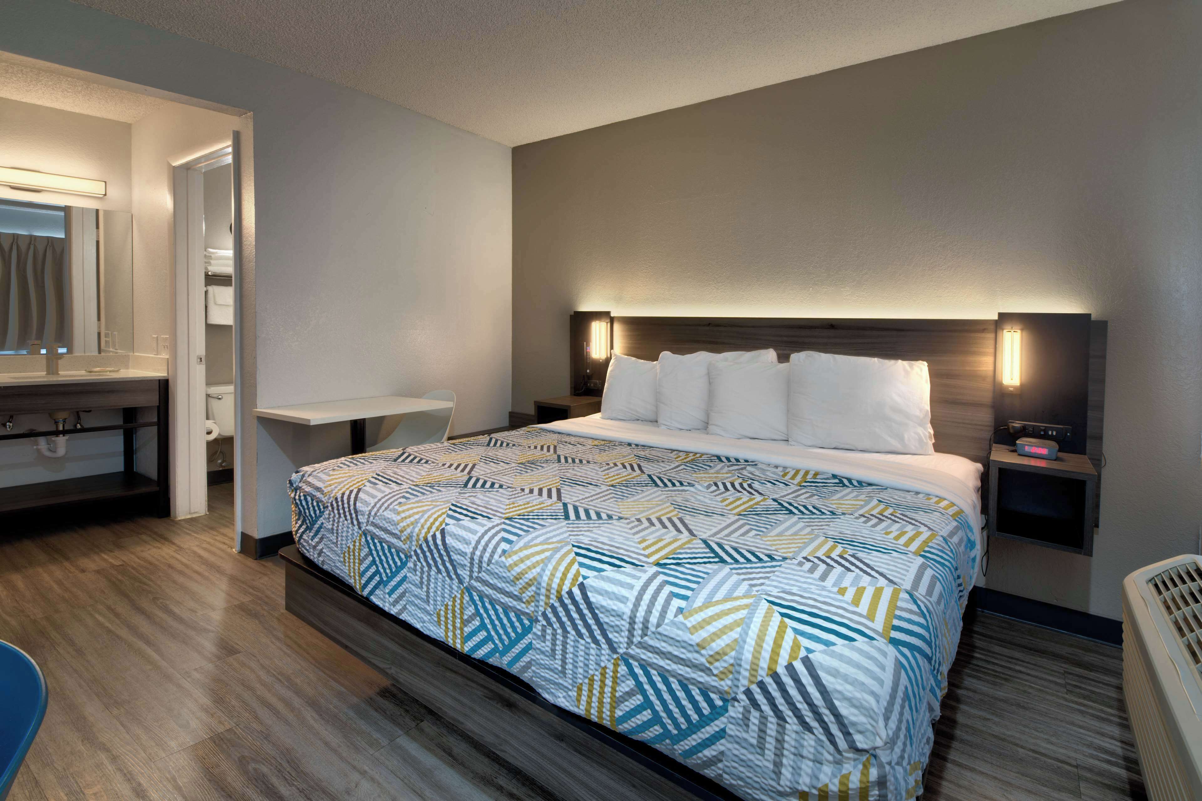 أسرّة بإسفنج يتكيف مع شكل الجسم وبديكورات فريدة لكل غرفة