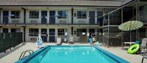 Kolam renang outdoor musiman, dengan payung kolam renang