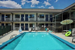 حمّام سباحة خارجي موسمي، مظلات على حمّام السباحة، مقاعد للتشمس