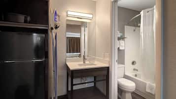 Combined shower/tub, hair dryer, towels